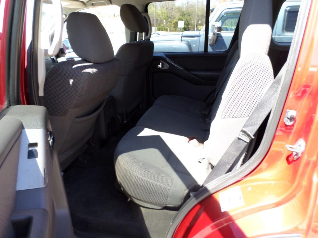 2012 Nissan Pathfinder LE - Photo 13