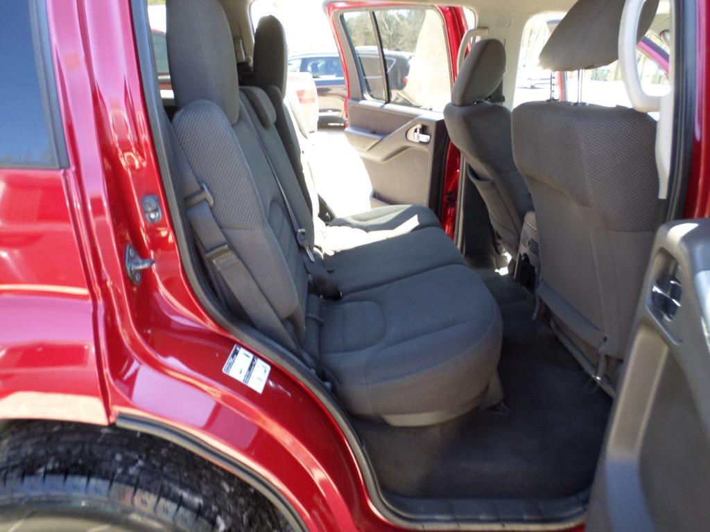2012 Nissan Pathfinder LE - Photo 12